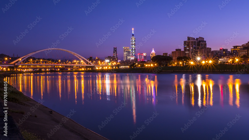 Fototapeta premium Nocne światło pejzaż miasta Tajpej nad rzeką 1