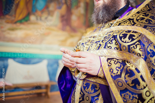 Fotografie The priest holds a ceremony in the church