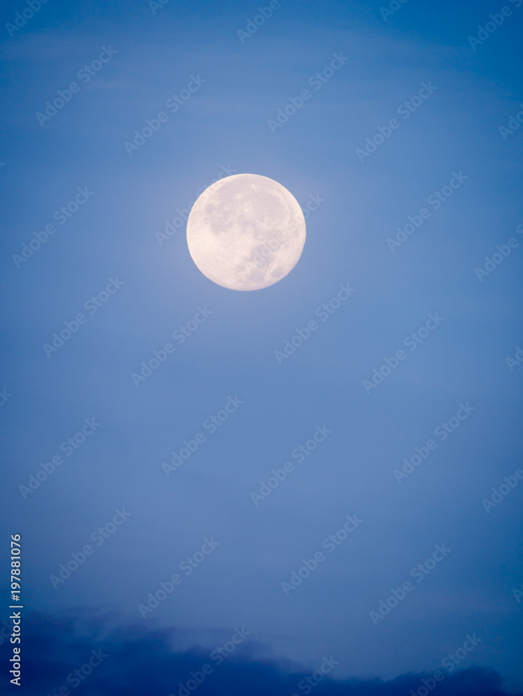 Obraz premium Full Moon in The Daytime