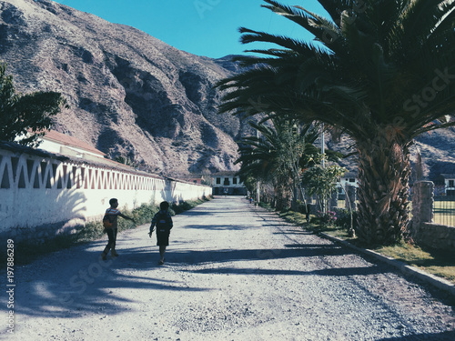 Zwei Kinder laufen auf einer besonderen Straße
