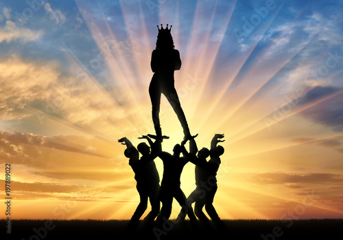 Foto Silhouette of a selfish and narcissistic woman with a crown on her head standing
