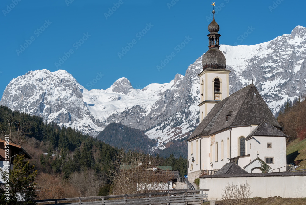 Kirche im Berchtesgadener Land zum Frühjahr