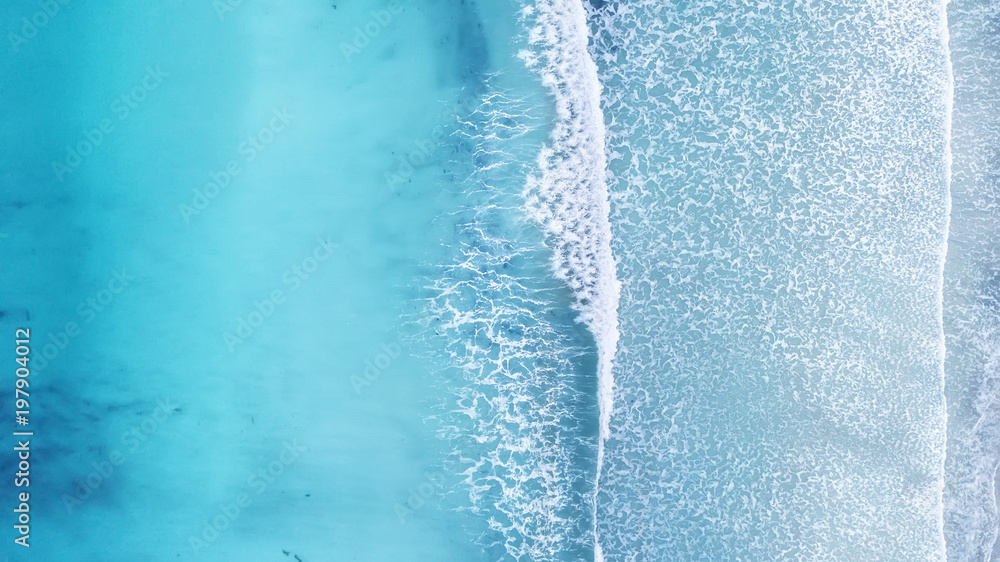 Obraz premium Fala na plaży jako tło. Piękne naturalne tło w okresie letnim