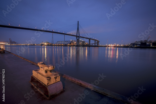 Köhlbrandbrücke in Hamburger Hafen zur blauen Stunde