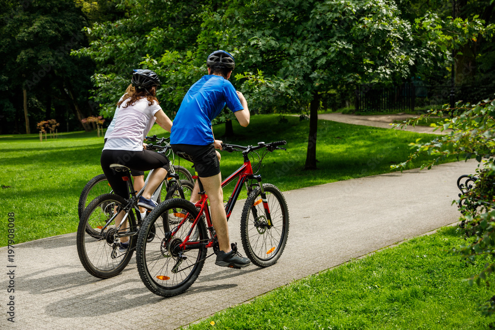 Naklejka premium Healthy lifestyle - people riding bicycles in city park