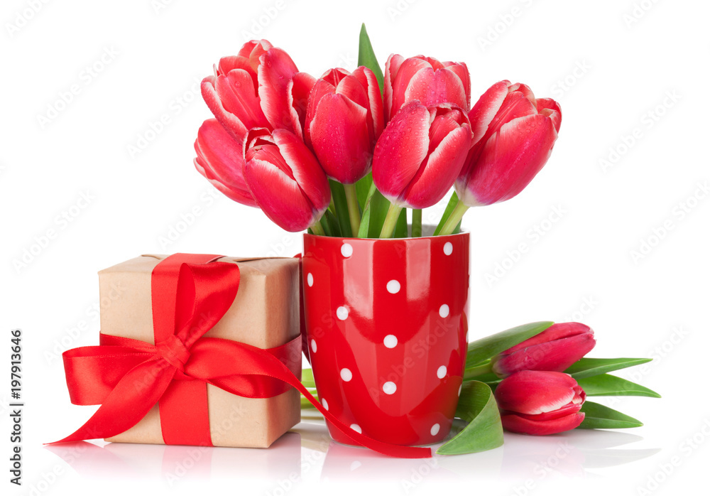 Obraz premium Red tulip flowers bouquet and gift box