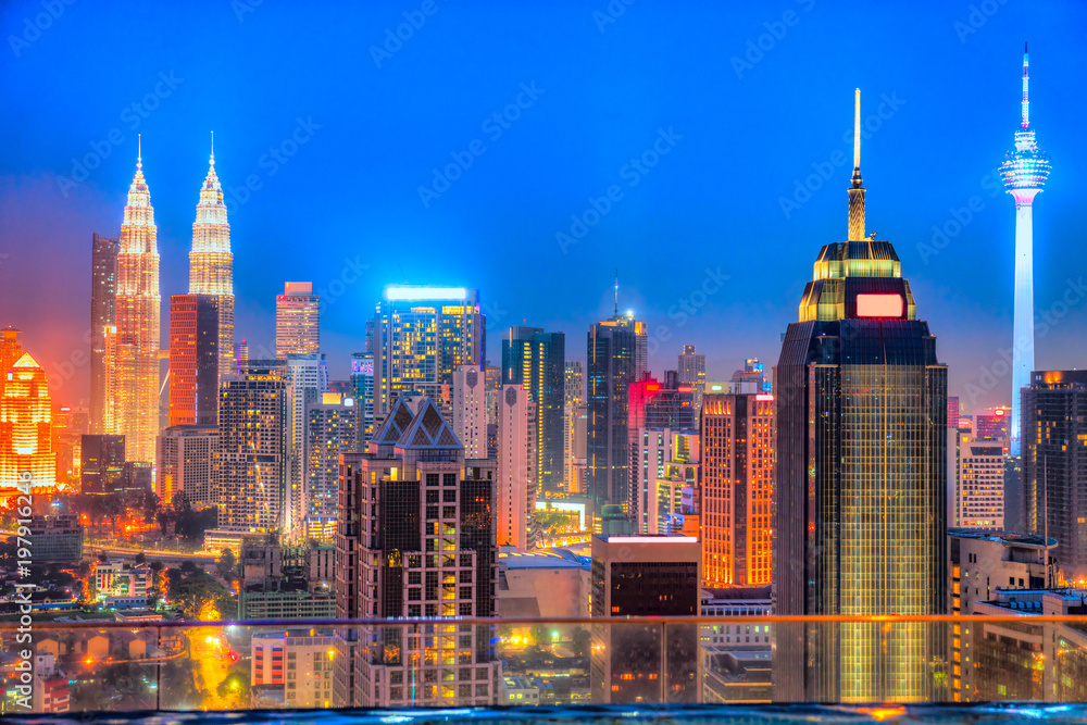 Naklejka premium Kuala Lumpur, Malezja. Twin Towers i KLCC Park