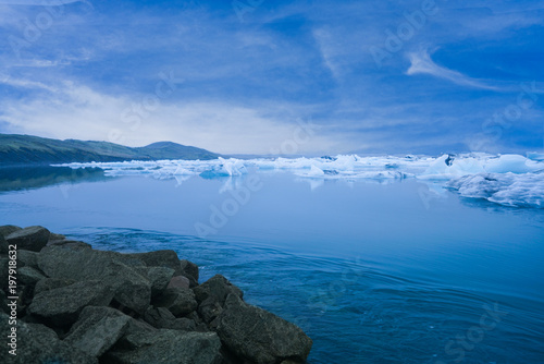 Fototapeta Naklejka Na Ścianę i Meble -  Jokulsarlon Ice Beach with numerous white crystal iceberg floating in Turquoise sea , Vatnajokull, Iceland