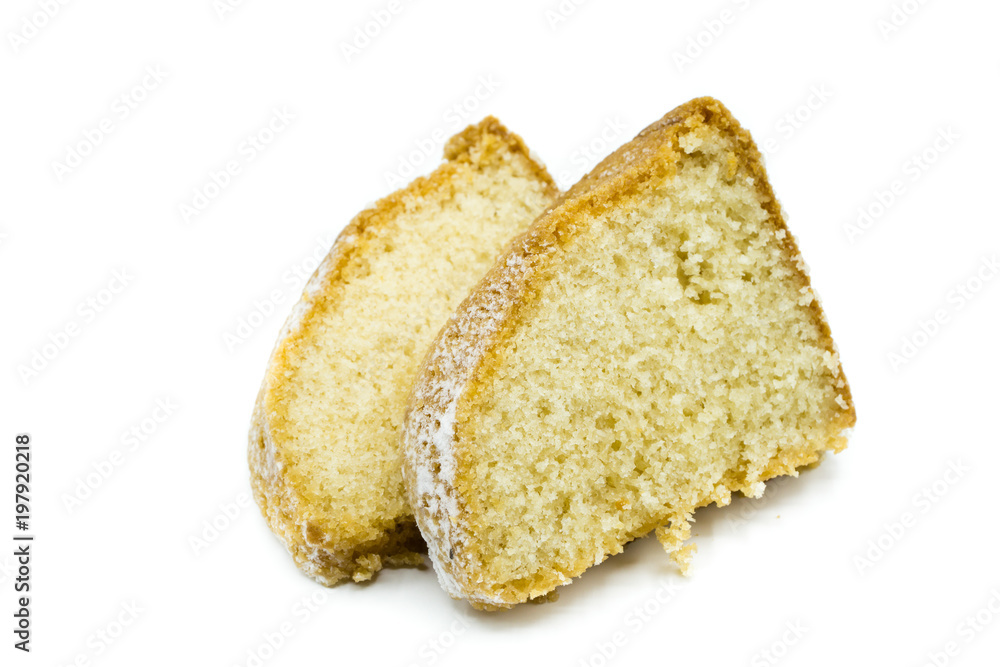 Stück Gugelhupf Kuchen isoliert freigestellt auf weißen Hintergrund, Freisteller