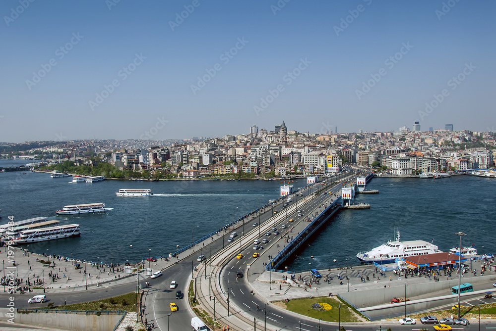 Fototapeta premium Istanbul, Turkey, 25 April 2006: Galata Bridge at sunny day.