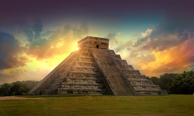 Sierkussen Mexico Piramide Kukulcan Chichen Itza zonsondergang  © IRStone
