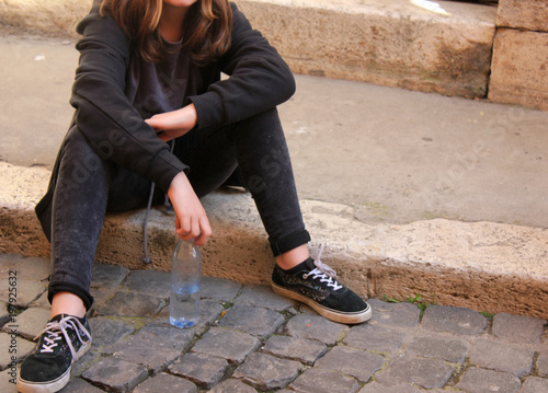 giovane ragazza seduta su un gradino photo