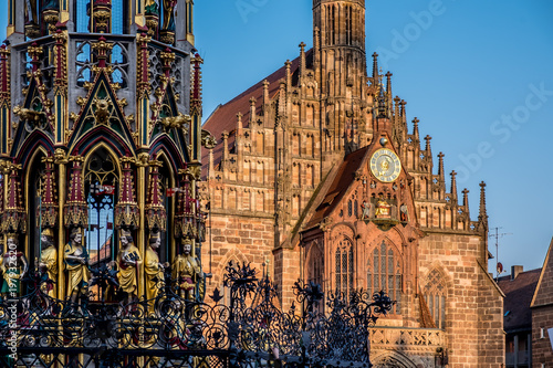 Schöner Brunnen und Frauenkirche am Hauptmarkt