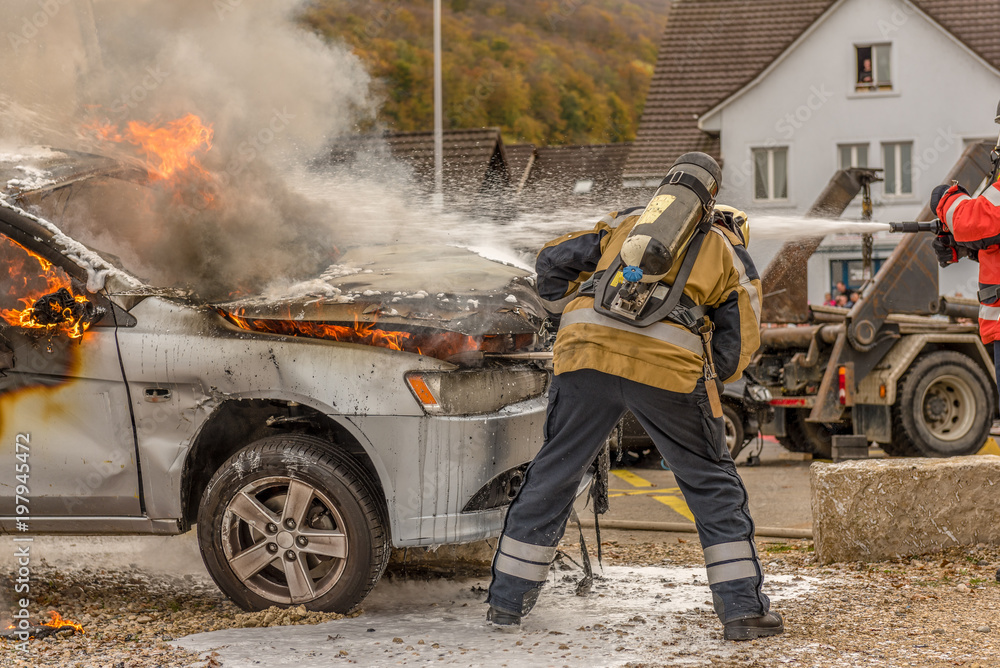 Löschen brennendes Auto Feuerwehr Löschen brennendes Auto Feuerwehr