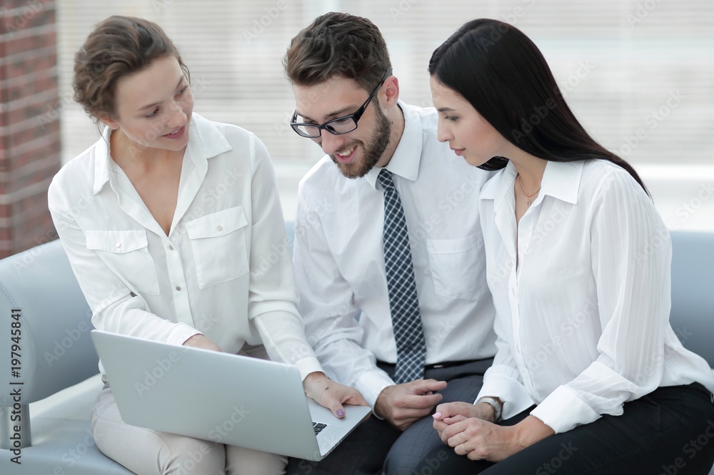 Obraz premium business team looks at the information on the laptop