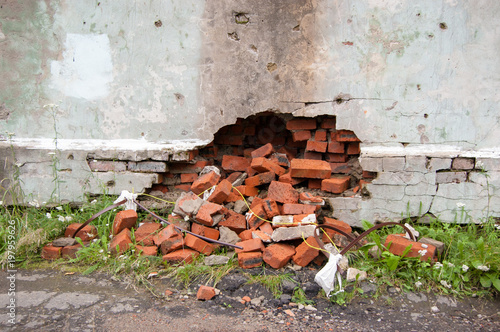 Foto a broken wall from which the bricks fell out