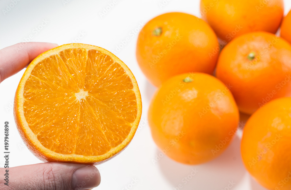 frische Orange Halb in Hand links Hintergrund Orangen frische Orange Halb in Hand links Hintergrund Orangen