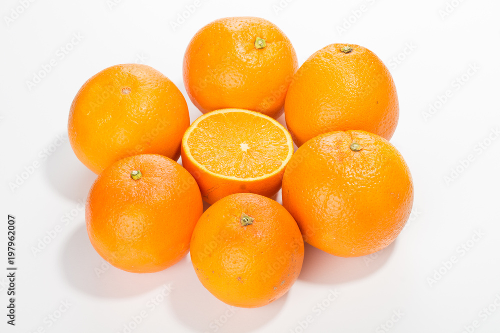 Orangen im Kreis halbe aufgeschnittene Orange mitte Orangen im Kreis halbe aufgeschnittene Orange mitte