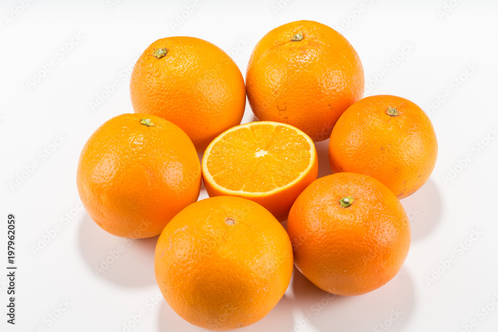 Orangen im Kreis halbe aufgeschnittene Orange Orangen im Kreis halbe aufgeschnittene Orange
