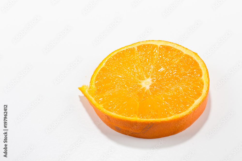 Orangenscheibe Scheibe einer Orange vor weißen Hintergrund Orangenscheibe Scheibe einer Orange vor weißen Hintergrund