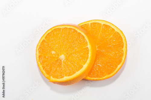 zwei Orangenscheiben liegen aufeinander von oben