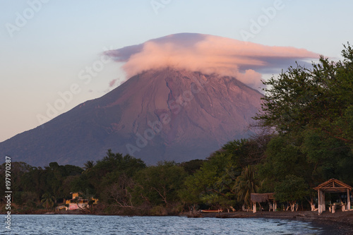 Coucher de soleil sur le volcan Concepción, Ometepe, Nicaragua photo