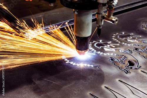 Foto CNC plasma cutting machine during operation.
