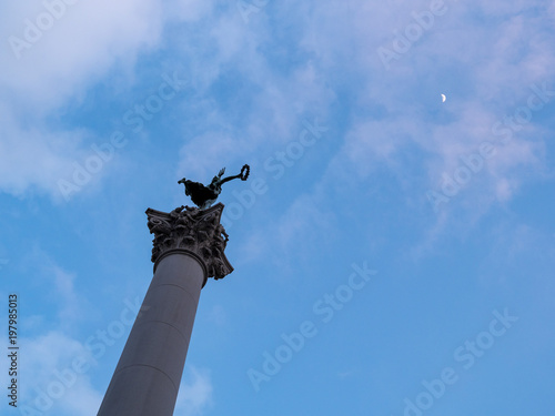 Canvas Print Dewey Monument pointing up to a half moon in Union Square