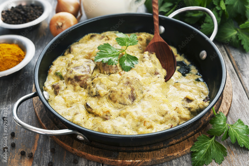 Chicken liver in creamy sauce with curry Chicken liver in creamy sauce with curry