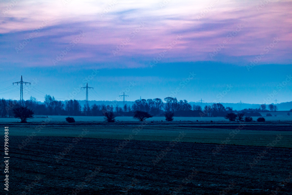 Acker, Ackerfläche oder Landwirtschaftliche Fläche im Morgengrauen Acker, Ackerfläche oder Landwirtschaftliche Fläche im Morgengrauen