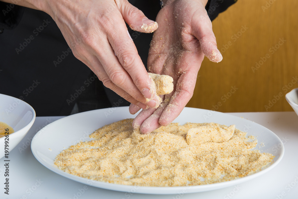Chef reparando croquetas para la comida en la mesa de la cocina, cocinar es su trabajo. Chef reparando croquetas para la comida en la mesa de la cocina, cocinar es su trabajo.