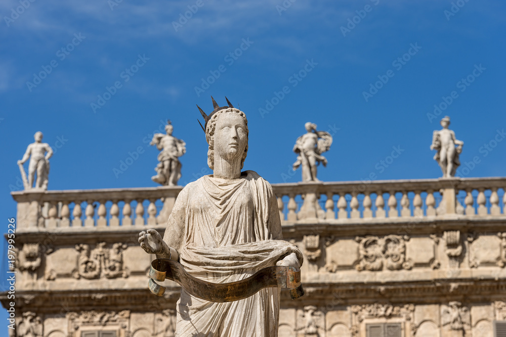Obraz premium Statue of Madonna Verona - Piazza delle Erbe Italy
