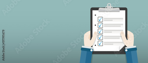 Cartoon Flat Hände mit einer Checkliste auf Papierklemmbrett