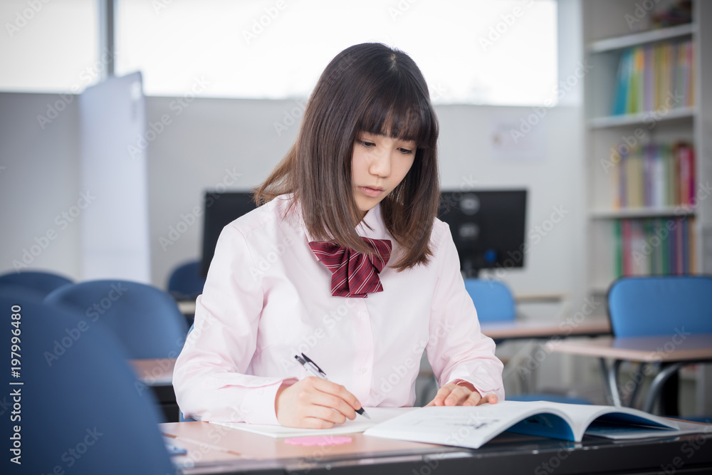 塾で勉強する女子学生 塾で勉強する女子学生