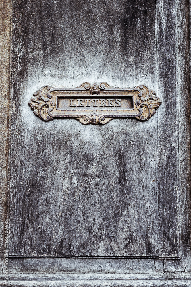 Boite à lettres ancienne sur porte en bois Stock Photo | Adobe Stock