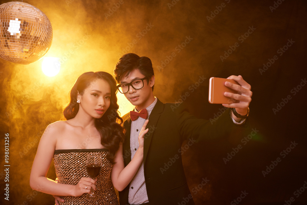 Φωτογραφία Group portrait of attractive young woman and her handsome boyfriend looking at c