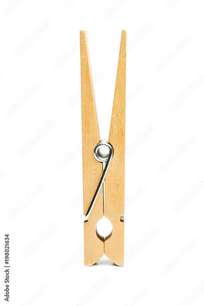 Pinza de madera para la ropa sobre fondo blanco aislado. Vista de frente y de cerca. Macro. Copy space. Formato vertical Pinza de madera para la ropa sobre fondo blanco aislado. Vista de frente y de cerca. Macro. Copy space. Formato vertical