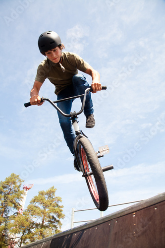 Obraz na płótnie BMX bicycler over ramp w salonie