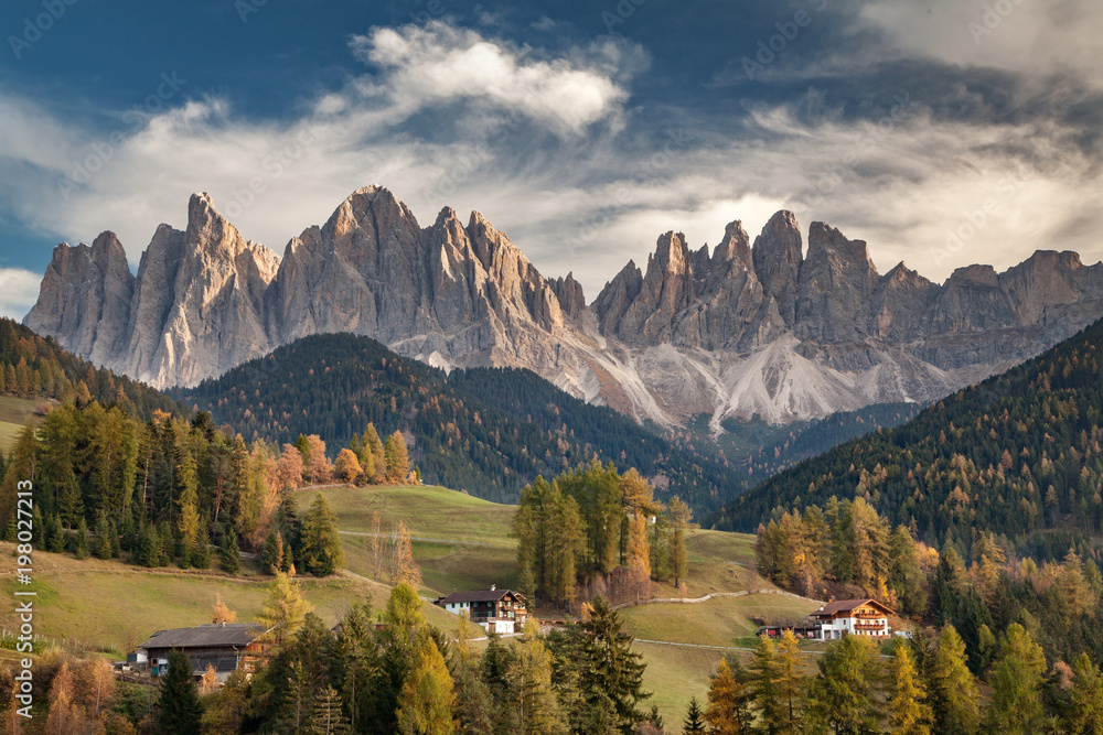 Veduta delle spettacolari Dolomiti Odle della Val di funes Alto Adige Italia Sud Tirolo