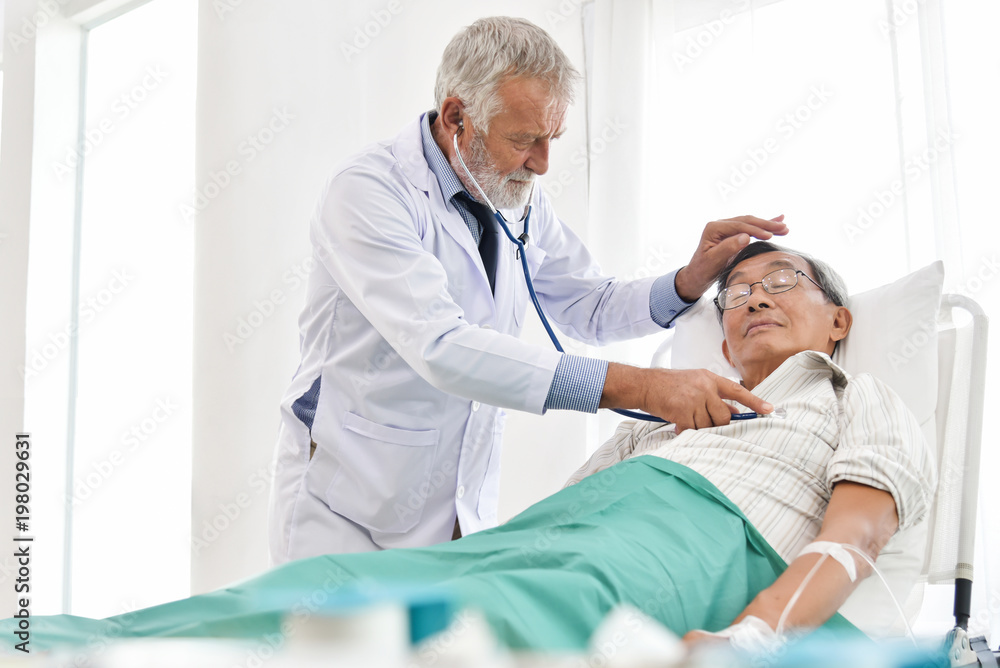 Obraz premium Doctor is examining An Asian senior patient.