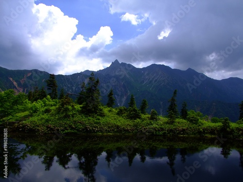 池に映る山の景色 © oasisoasis