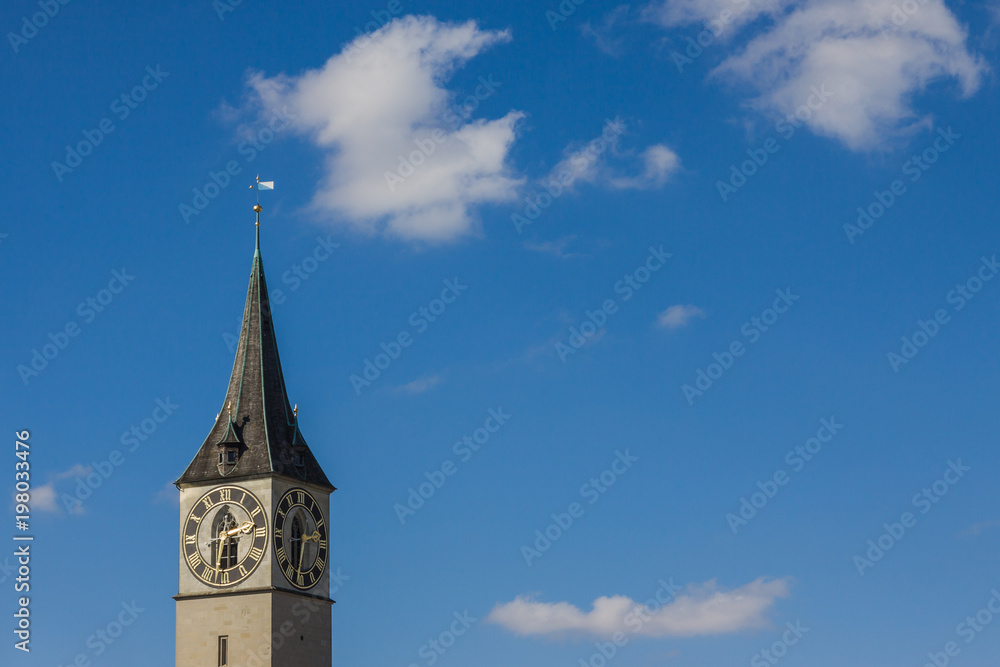 Historic Zurich center with famous St. Peter Church, Limmat river and Zürichsee, Switzerland. Historisches Zentrum von Zürich mit der berühmten St. Peterskirche, Limmat, Zürichsee, Schweiz.
