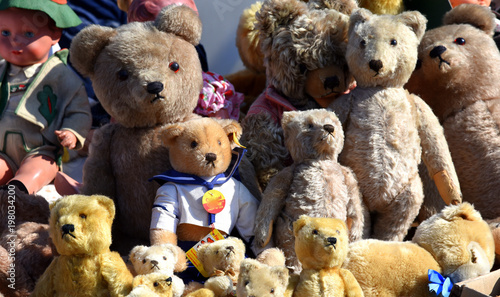 Braune und gelbe, große und kleine Teddys auf einem Flohmarkt