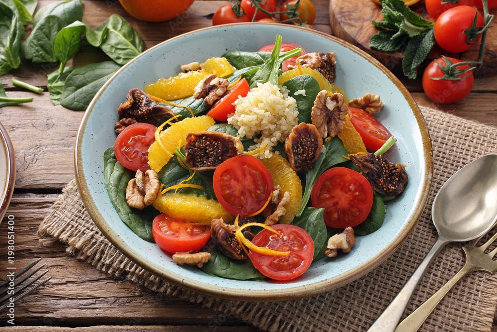 cibo vegetariano insalata con frutta e verdura su tavolo di cucina rustico