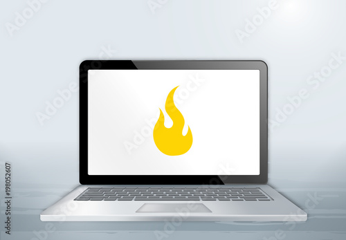 Laptop auf Holztisch - Flamme