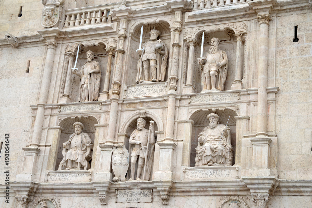 Sculptures de la porte Sainte-Marie à Burgos