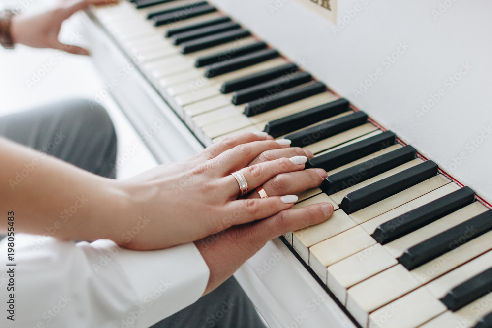 Fototapeta premium Groom and and bride hands with rings