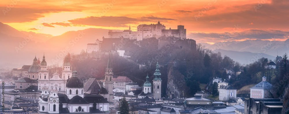 Naklejka premium Panoramiczny widok na Salzburg w zimowy poranek