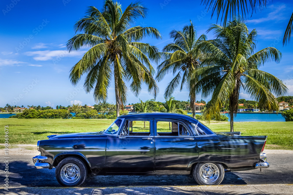 Schwarzer amerikanischer Oldtimer parkt unter blauem Himmel nahe des Strandes in Varadero Kuba - HDR - Serie Cuba Reportage