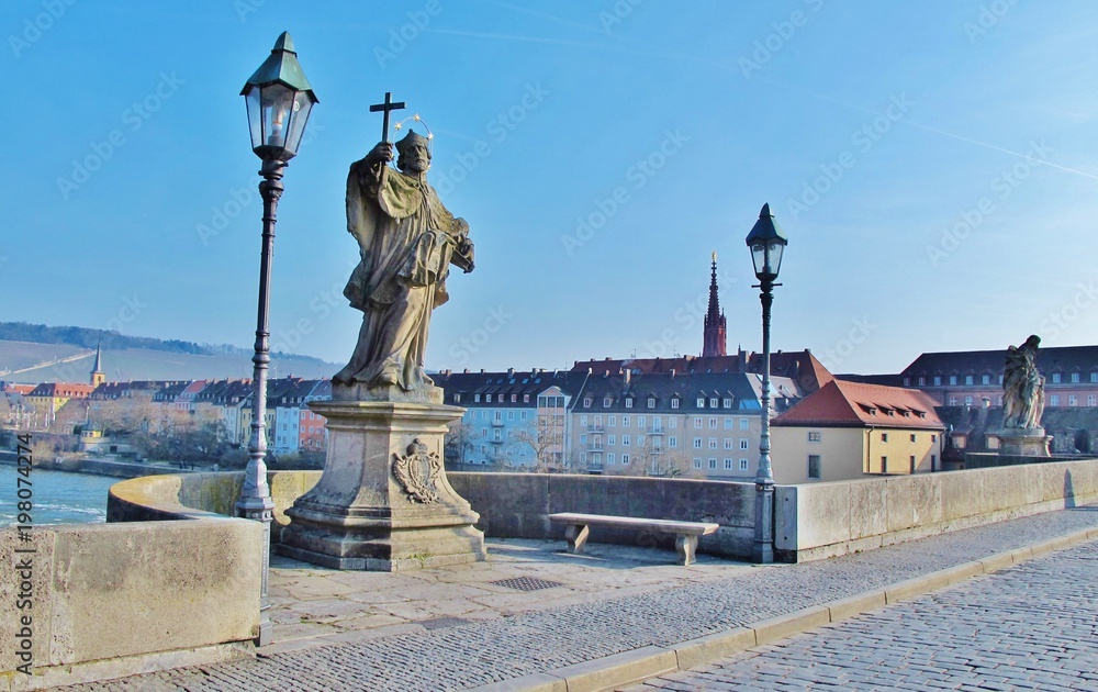 Fototapeta premium Würzburg, Alte Mainbrücke mit Sankt Nepomuk